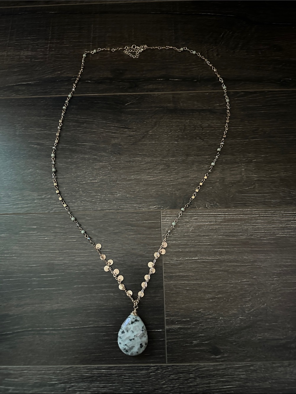 Speckled Teardrop Stone Pendant Necklace in Black and White